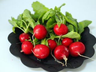 7、什锦海鲜羊蝎子鸳鸯火锅,水萝卜洗净备用