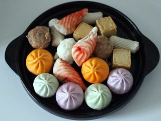 8、什锦海鲜羊蝎子鸳鸯火锅,各种速冻丸子提前解冻后洗净备用