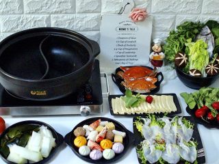 9、什锦海鲜羊蝎子鸳鸯火锅,所有的食材备齐后