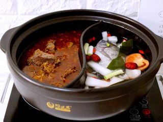 16、什锦海鲜羊蝎子鸳鸯火锅,加入洗净的海浮鱼、加入海带和冬瓜、把鸳鸯火锅发到电陶炉上