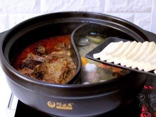 19、什锦海鲜羊蝎子鸳鸯火锅,加入冻豆腐