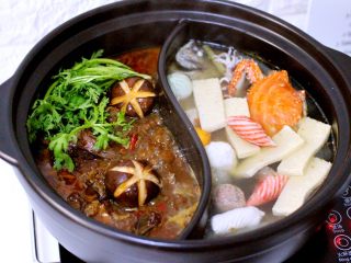 20、什锦海鲜羊蝎子鸳鸯火锅,再加入梭子蟹、笔管蛸煮沸后、放入蔬菜煮沸即可开始享用了