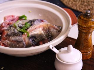 3、砂锅鱼头,③再加入胡椒粉与盐混合均匀,腌制15分钟待用。