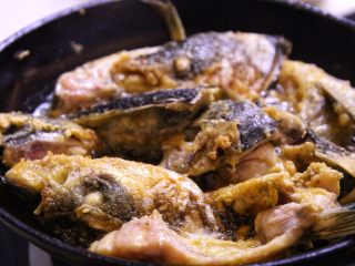 6、砂锅鱼头,鱼头煎好后盛出待用