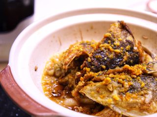 8、砂锅鱼头,开盖淋上酱汁,不用翻动,再盖上盖子焗一分钟,全程采用小火。