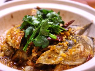 9、砂锅鱼头,开盖后,大火烧半分钟左右,加入香菜叶即可出锅