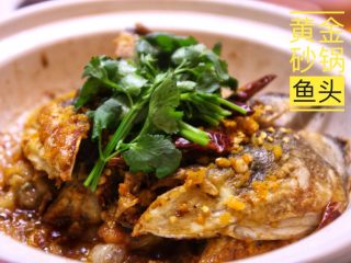 10、砂锅鱼头,出锅后可以加入少许胡椒粉以及麻油就可以食用了。美味的砂锅鱼头就这样完成了。
