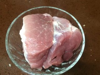 1、豆芽爆炒小肉丝,主料：猪瘦肉300g备好