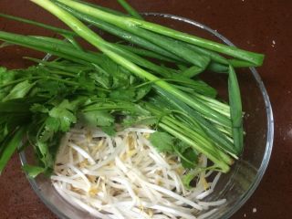2、豆芽爆炒小肉丝,辅料：绿豆芽、韭菜、香菜、葱备好