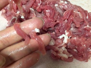 3、豆芽爆炒小肉丝,首先肉洗干净后在水里浸泡一会，然后切成很细的肉丝，越细越好