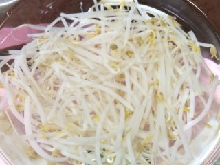 6、豆芽爆炒小肉丝,焯水后的豆芽放入冷水中浸泡一下，捞起控水