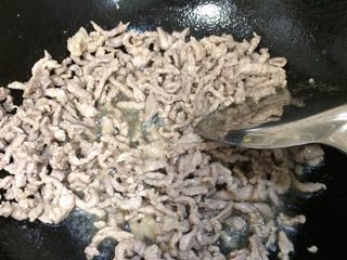 11、豆芽爆炒小肉丝,起锅热油，8分热时放入肉丝煸炒