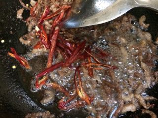 13、豆芽爆炒小肉丝,放入剪好的干辣椒丝