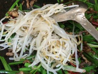 16、豆芽爆炒小肉丝,接着放豆芽，翻炒一下，也不要太久