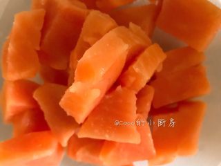 1、三文鱼丸（7m+）,将三文鱼洗净切块备用。