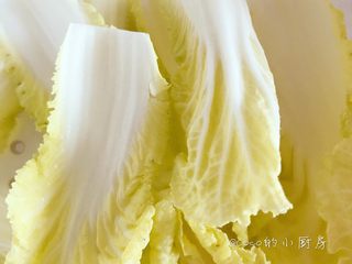 2、三文鱼丸（7m+）,将娃娃菜洗净切小块备用。