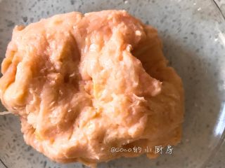 3、三文鱼丸（7m+）,将以上两种食材放入到料理机中打碎，小月龄宝宝最好打成泥状。