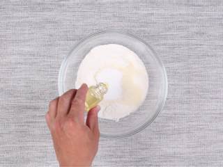 1、金枪鱼军舰寿司与咸蛋黄肉松寿司卷,淘好大米 后倒入电饭锅中，倒入150毫升水，倒入两滴的橄榄油；取柠檬叶 洗净，去掉主筋，放入淘好的米中，开始煮饭；