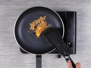 2、金枪鱼军舰寿司与咸蛋黄肉松寿司卷,饭煮好后，取出米饭中的柠檬叶，在米饭中倒入寿司醋 ；用饭勺斜着切入米饭中快速切拌米饭，直至寿司醋拌匀，米饭变得松软，自然冷却即可。