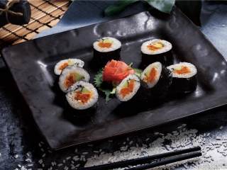 5、金枪鱼军舰寿司与咸蛋黄肉松寿司卷,然后把刀蘸一下水，切成大约1.5厘米的段就可以了。