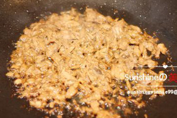 1、金枪鱼饭团,为了让金枪鱼更入味，也为了去腥，我用少量的生抽和料酒将金枪鱼先煮了一下