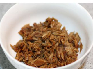 2、金枪鱼饭团,汁收干的金枪鱼备用