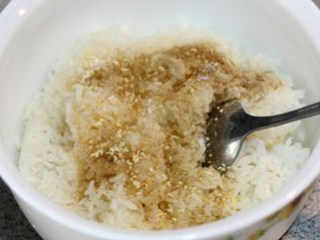 4、金枪鱼饭团,煮好的米饭里趁热放入调味（见配料表或小贴士），拌匀