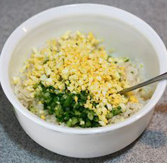 5、金枪鱼饭团,再放入切碎的配料