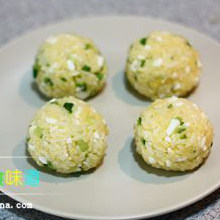7、金枪鱼饭团,拌匀的米饭做成自己喜欢的形状，再摆上金枪鱼即可