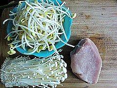 1、水煮肉片,黄豆芽摘洗干净
