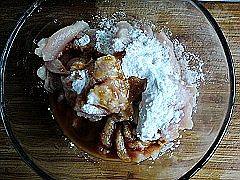 2、水煮肉片,里脊肉洗净切片，加入酱油，料酒，糖，胡椒粉，鸡蛋清，淀粉抓拌均匀