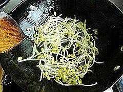 4、水煮肉片,锅中倒入少许油放入豆芽翻炒片刻