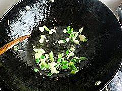 7、水煮肉片,锅中再加少许油爆香葱姜蒜
