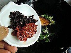 8、水煮肉片,加入豆瓣酱和火锅底料炒出红油出香