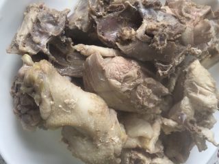 4、老母鸡汤,取出鸡块