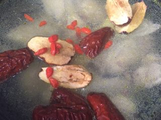 11、老母鸡汤,加入枸杞