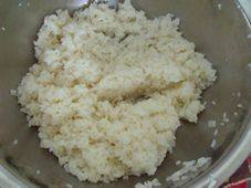 5、太阳花寿司,白米饭混合寿司醋，白糖，盐，搅拌好。