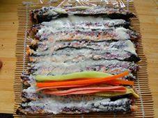 11、太阳花寿司,在上面抹一层辣酱或者沙拉酱，放上黄瓜等。