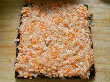 7、太阳花寿司,白米饭上再铺一张海苔，胡萝卜饭铺好。