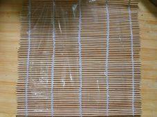 9、太阳花寿司,寿司帘上铺一层保鲜膜。