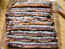 10、太阳花寿司,用刀沾纯净水，把三层夹心的切成等宽六刀八条。依次如图，码放好。