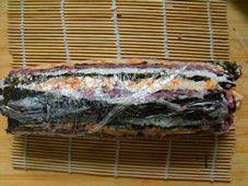 12、太阳花寿司,卷上即可。切的时候刀要沾水。否则不好切。