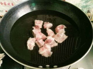 1、美容豆浆火锅,排骨洗净，浸泡出血水，冷水下锅