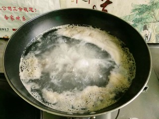 2、美容豆浆火锅,放一勺料酒大火煮开焯水