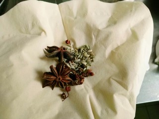 4、美容豆浆火锅,放少许花椒、八角和茴香提味，大火煮开小火炖1个小时