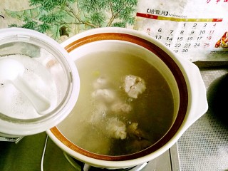 5、美容豆浆火锅,排骨清汤炖好，放适量盐调味