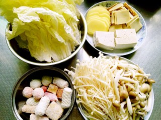 6、美容豆浆火锅,准备好洗净的蔬菜、菇类和丸子