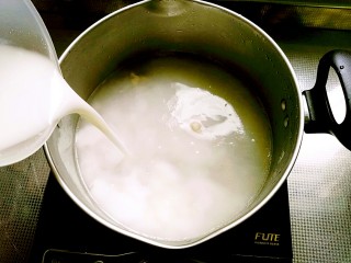 7、美容豆浆火锅,将排骨汤倒入汤锅，加入花生豆浆，放适量盐煮开