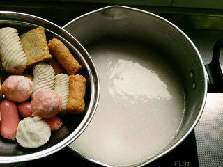 8、美容豆浆火锅,先放入丸子略煮