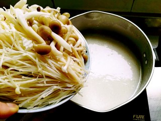 9、美容豆浆火锅,接着放耐煮的菌类